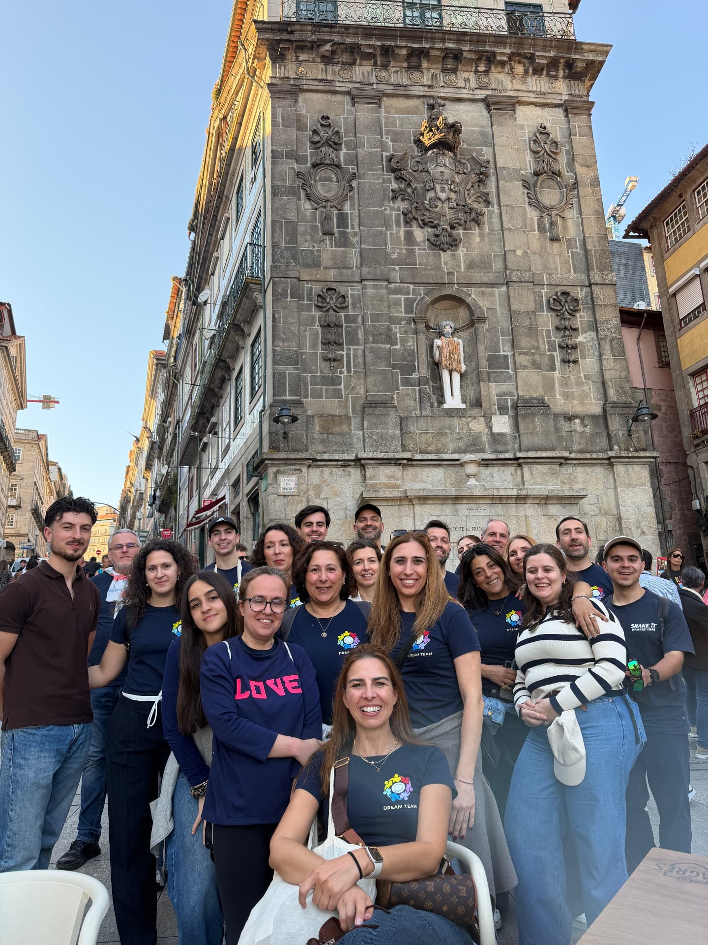 Equipa Dream Team reunida numa praça no Porto