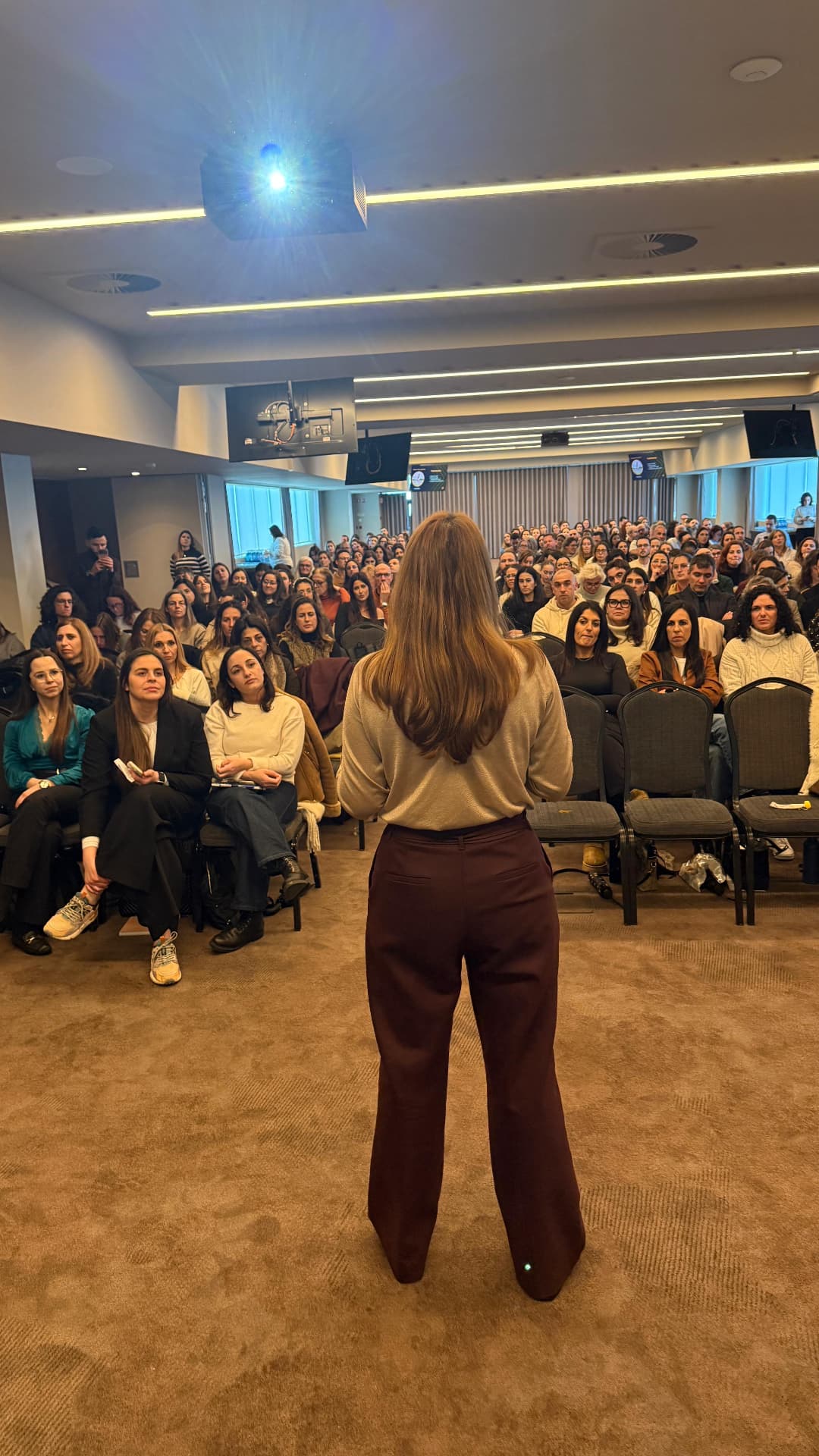 Raquel a falar em palco num evento de negócios
